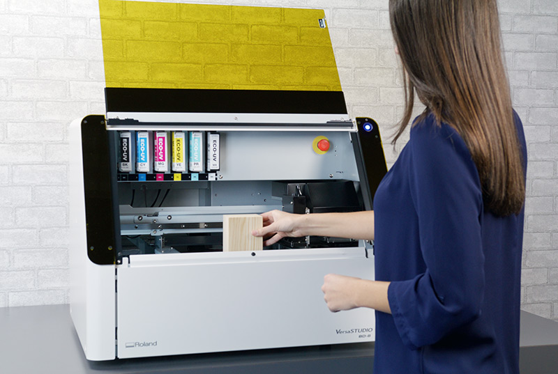 上海納艾升攜手RolandDG與上海海事大學(xué)聯(lián)袂亮相建平中學(xué)“建平杯”，AI智能小車賽道點(diǎn)燃科技熱情